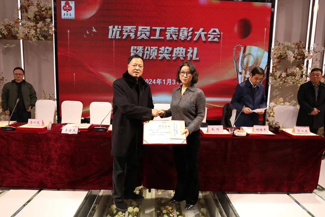 銷(xiāo)售季軍張林艷.jpg